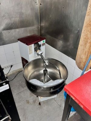 une photo d'une cuisine avec un mixeur et un plan de travail rouge