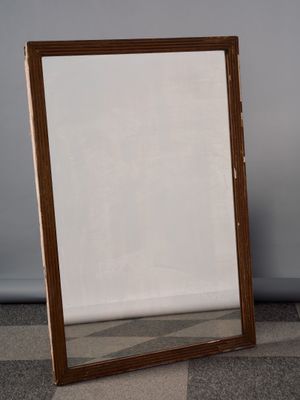 Miroir de forme rectangulaire en bois doré à décor mouluré. …