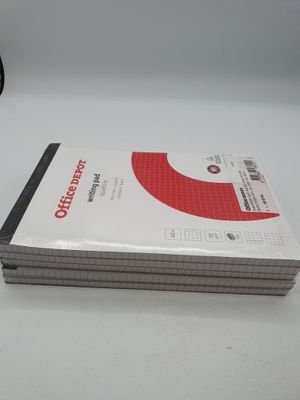 une pile de livres posée sur une table à côté d'un appareil photo