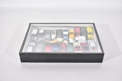 une boîte contenant plein de petites voitures