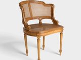 une image représentant une chaise en bois avec un dossier et une assise en rotin