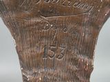 statue en bronze représentant une femme coiffée d'un chapeau