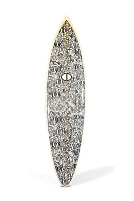 une image représentant une planche de surf posée sur une surface blanche