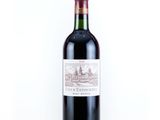 bouteille de vin rouge sur fond blanc sur fond blanc