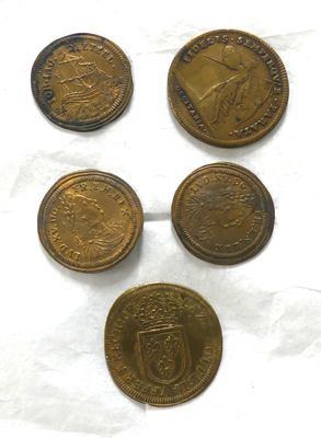 quatre types de pièces différents sont présentés sur une surface blanche