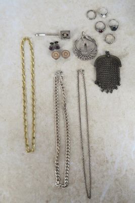 beaucoup de bijoux posés à même le sol