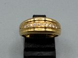une photo d'une bague en or sertie de diamants