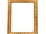 un cadre doré sur un mur blanc, avec un fond blanc