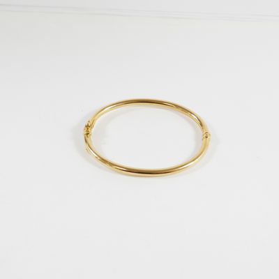 gros plan d'une bague en or sur une surface blanche