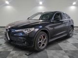 un SUV Alfa noir garé sur un sol à damier dans un garage