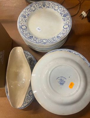 Plusieurs assiettes et bols sont posés sur une table, avec une boîte à l'arrière-plan.