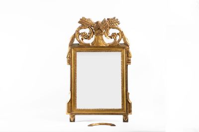 un miroir posé sur un support, sur une surface blanche