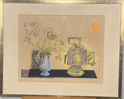 une photo d'un tableau représentant un vase et une bouilloire posés sur une table