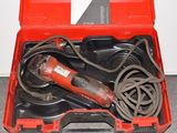 une boîte à outils rouge avec des outils sur le sol