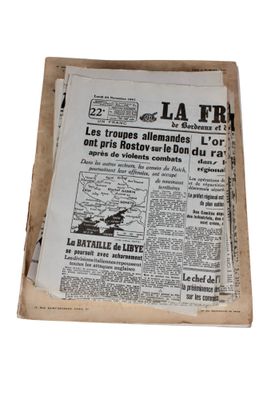 des journaux sont empilés les uns sur les autres sur une surface blanche