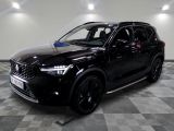 le 4x4 noir est garé sur le sol en damier d'un garage