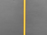 lampe de table jaune surmontée d'un abat-jour blanc