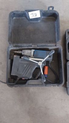 deux outils dans un coffret posé par terre
