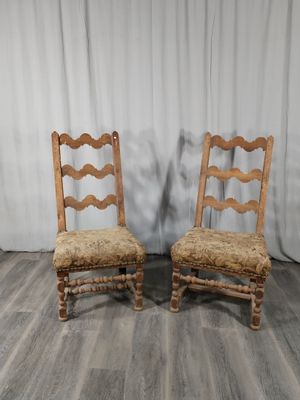 paire de chaises anciennes à dossier en échelle, avec coussins d'assise rembourrés