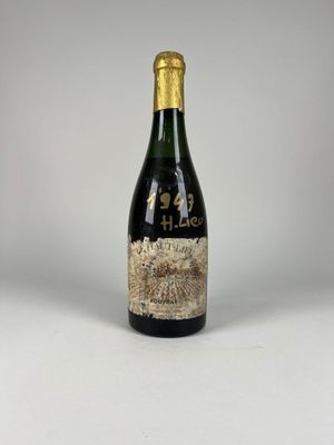 une bouteille de vin posée sur une table