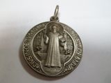 un gros plan d'une médaille d'argent posée sur une surface blanche