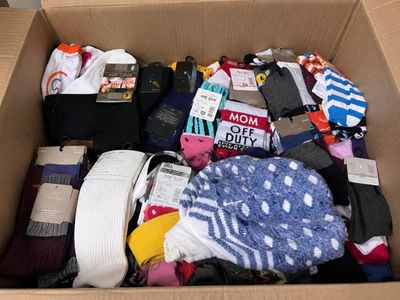 une boîte remplie de chaussettes et les chaussettes qui s'y trouvent