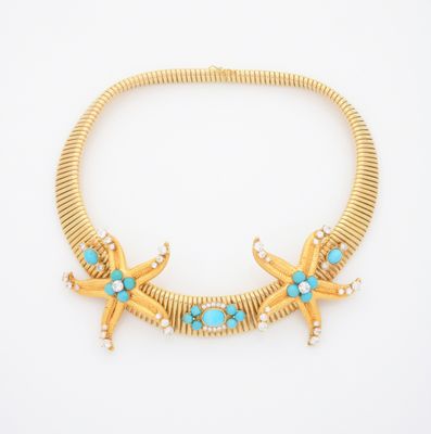 un collier en or orné de pierres de turquoise et de perles sur fond blanc