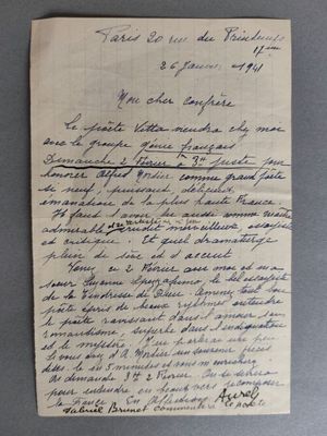 une feuille de papier écrite sur une table