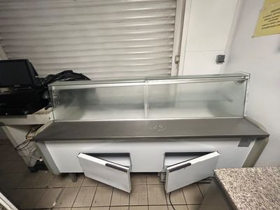 un comptoir muni de deux portes ouvertes
