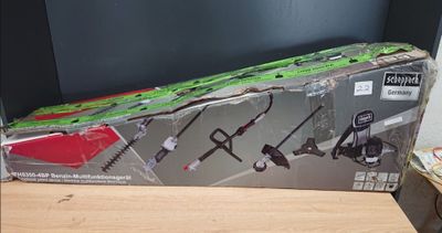 une boîte posée sur une table