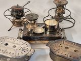 beaucoup d'objets en argent posés sur une table