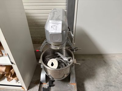 une photo d'un mixeur dans une cuisine, avec un rouleau de papier toilette dans la cuve