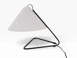 une lampe de table blanche avec un pied en métal noir et un abat-jour blanc