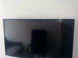 un téléviseur à écran plat fixé au mur d'un salon