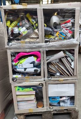 une pile de boîtes posées sur une palette