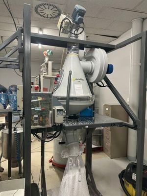 une machine qui se trouve dans une pièce où il y a beaucoup d'objets