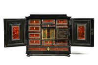 CABINET en placage d'ébène et d'écaille de forme architectur… (photo 2)