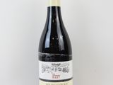 la bouteille de vin est posée sur la table, prête à être consommée