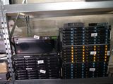 un rack contenant de nombreux types de disques durs différents