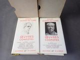 deux livres dans une boîte sur laquelle figurent les portraits d'un homme et d'une femme