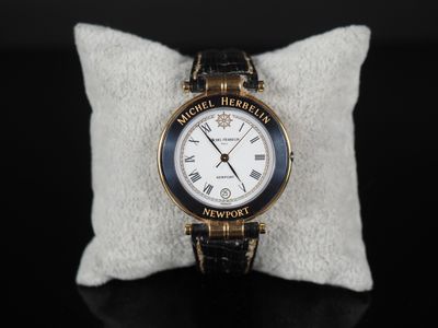 une image d'un gros plan d'une montre-bracelet sur un oreiller
