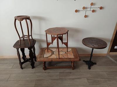 trois chaises et une table dans le coin d'une pièce