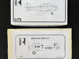 deux boîtes sur lesquelles figure une maquette d'avion