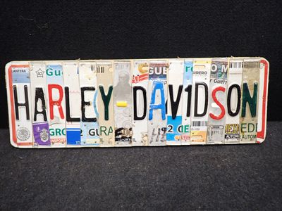 une plaque d'immatriculation portant le nom « Harley-Davidson »