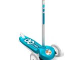 un scooter bleu avec des roues et un guidon sur fond blanc