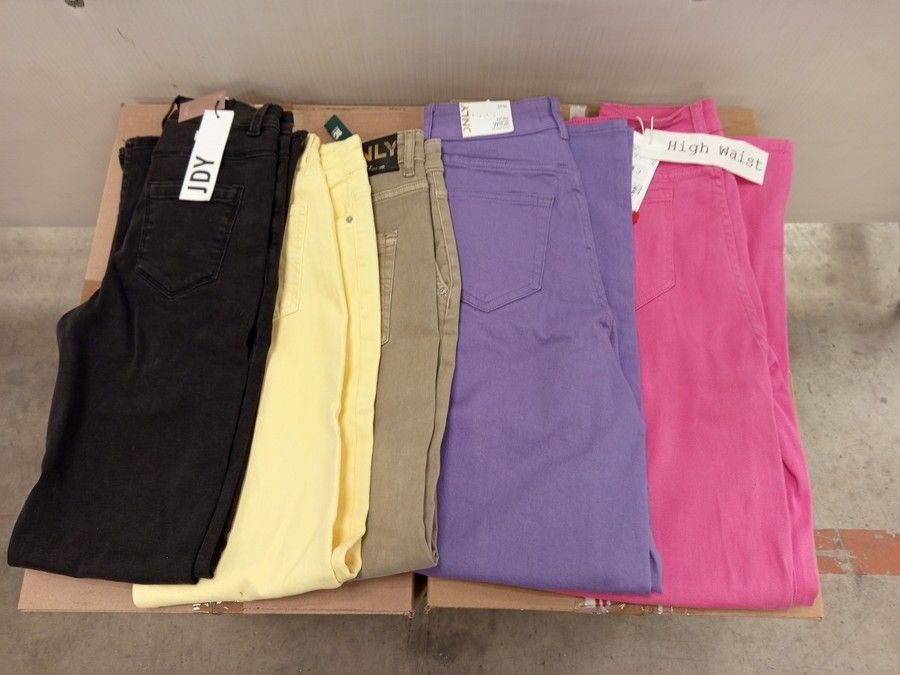 Lot de 50 pantalons (très grande variété de modèle) - pour femmes - 100% marques - Neuf, avec étiquette - 2 cartons