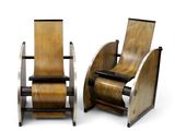 une paire de chaises en bois avec des assises en cuir noir sur fond blanc