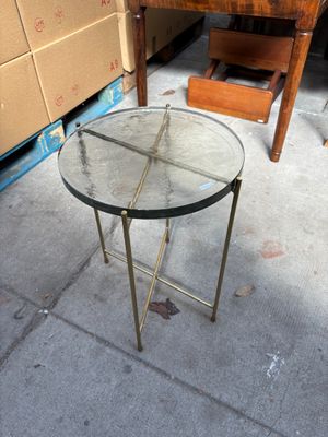 une table en verre posée sur le trottoir