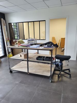 une photo d'une pièce contenant un poste de travail