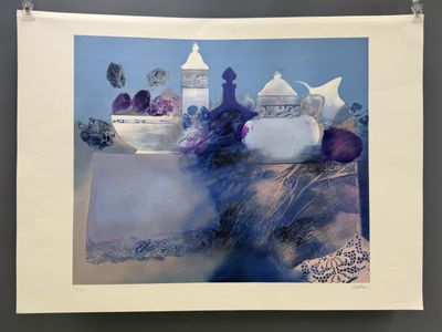 une photo d'un tableau représentant une table sur laquelle sont posés des vases